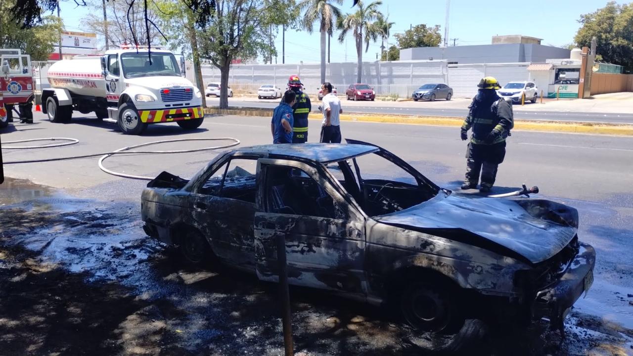 Arde en llamas y queda calcinado un automóvil Tsuru en Infonavit Humaya, Culiacán