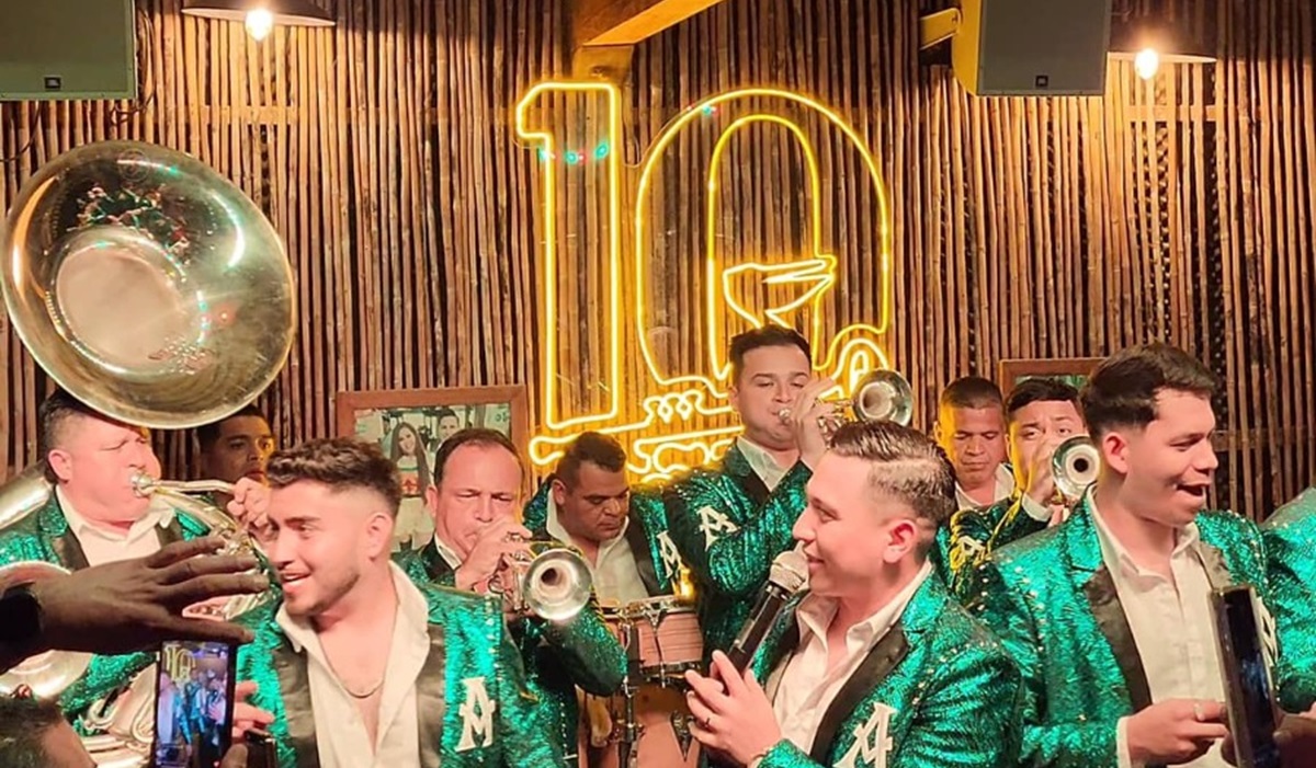 ‘Sobre Mis Pies’, arma Arrolladora Banda El Limón concierto en restaurante de Mazatlán