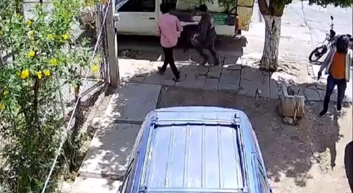 (VIDEO) ¡La siguió hasta su casa! Así fue como un motociclista asaltó a una mujer tras retirar dinero del banco en Culiacán