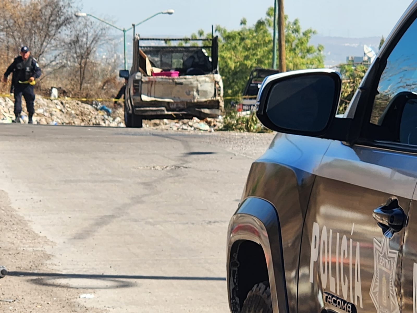 Asesinado y en la caja de una camioneta Nissan localizan un hombre en Alturas del Sur, Culiacán