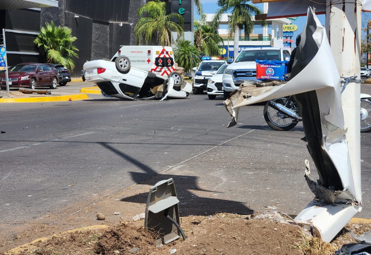¡Dejó una puerta en el poste! Automovilista choca y vuelca en la Isla Musala, Culiacán