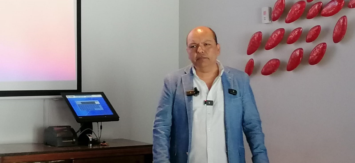 Jesús Alonso, director de Azteca Lighting, asegura que no le han pagado lámparas del Parque Central en Mazatlán
