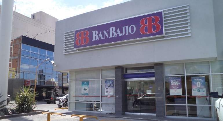 ¡15 mil pesos y tres celulares! Asaltan a cuentahabiente al salir del banco en Culiacán