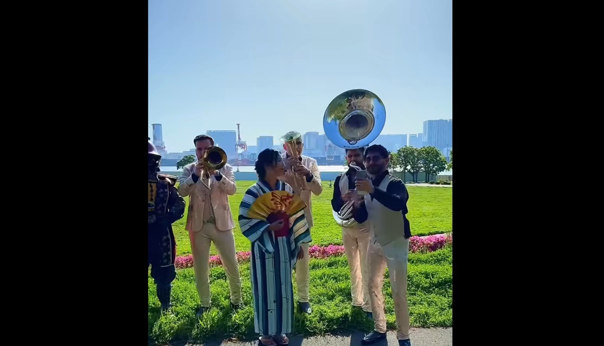 Viral: ¡Aprovechando Japón al máximo! Banda El Recodo canta tema de Dragon Ball GT (video)