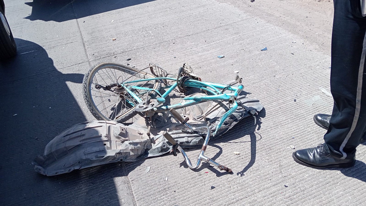 Ciclista ingresa al Hospital General de Los Mochis tras ser arrollado por una camioneta
