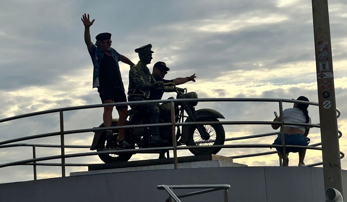 Hay fiebre motociclista en Mazatlán, hacen suyas avenidas y se toman la foto con Pedro Infante
