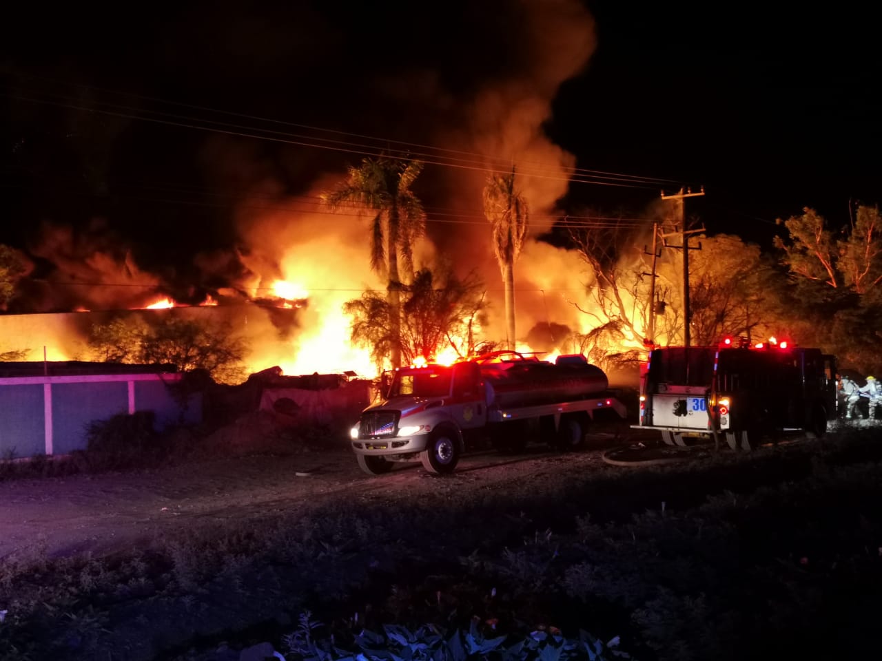 Se registra fuerte incendio en una bodega de aceites en la zona industrial de Los Mochis