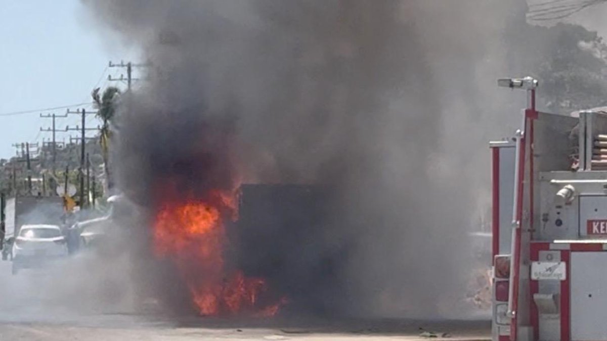 Se incendia camioneta de carga que transportaba frijol en Mazatlán