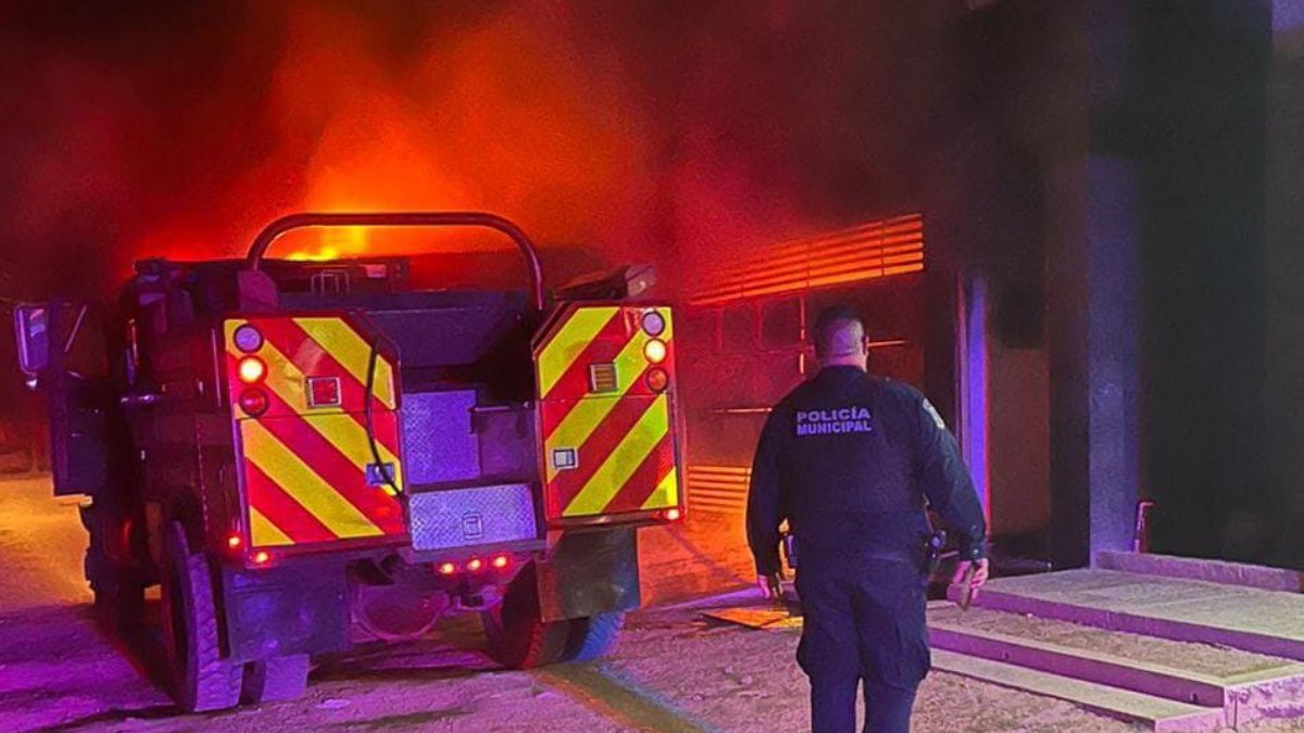 ¡Fueron unas veladoras! Incendio consume dos vehículos en domicilio particular de Guasave