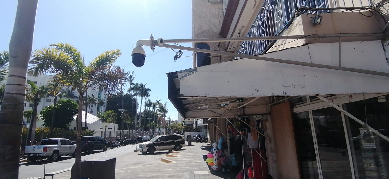 Comerciantes de la Zona Dorada en Mazatlán instalan cámaras de seguridad ante la poca vigilancia