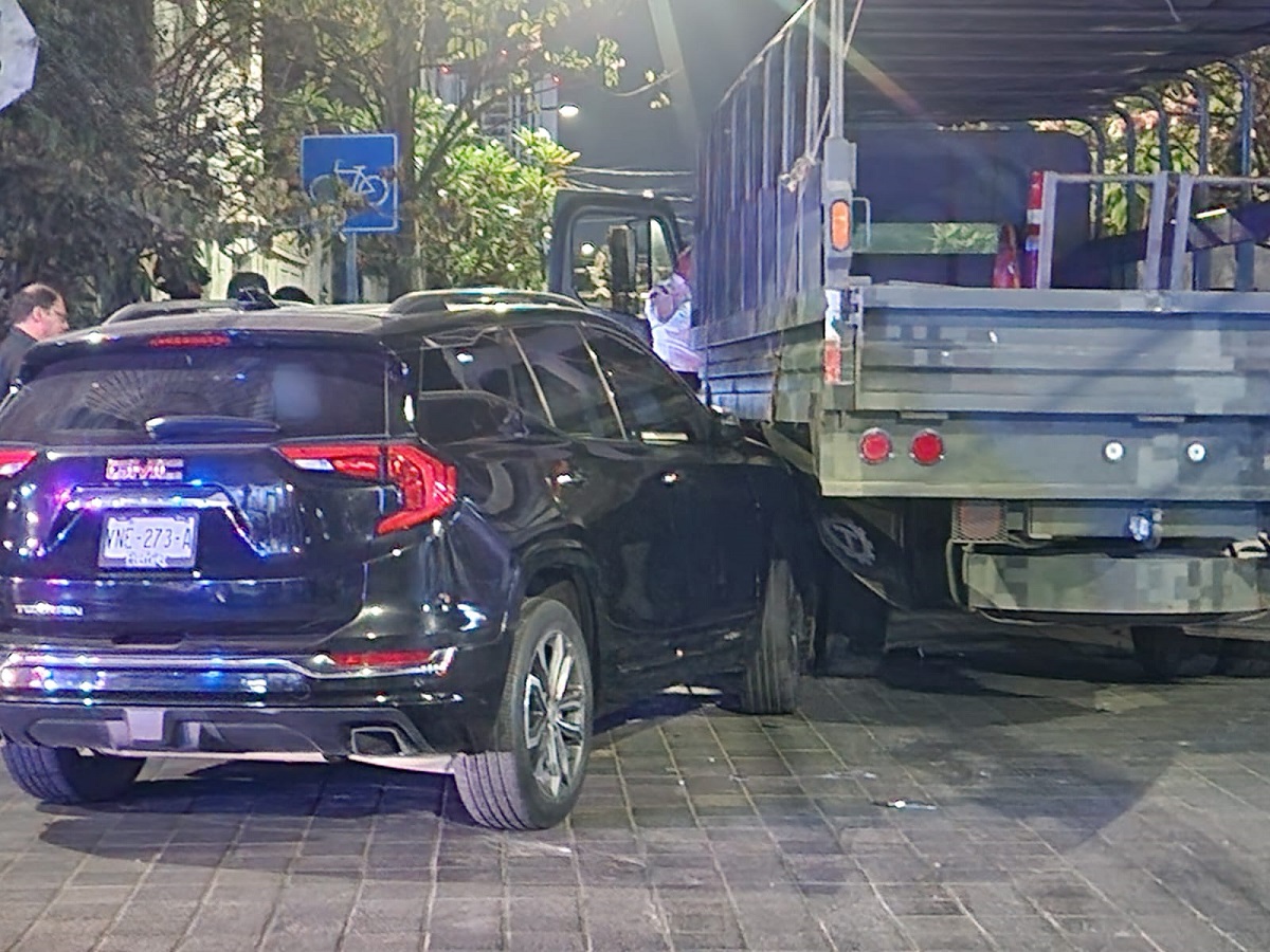 Mujer impacta su vehículo contra un camión de la Sedena que se brincó un alto, en Culiacán