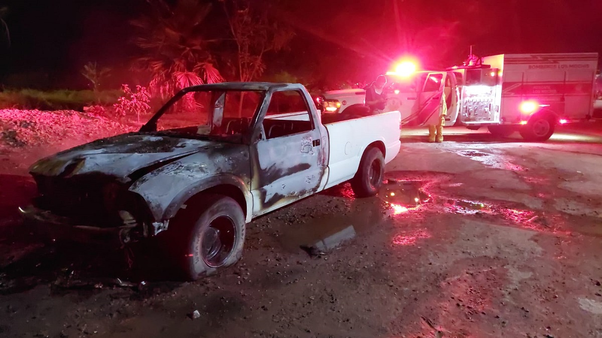 Se incendia camioneta en las inmediaciones del ejido 9 de Diciembre, en Ahome