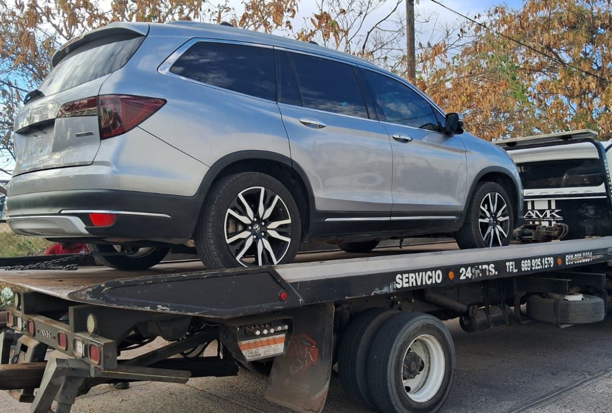 Recuperan en el estacionamiento del Acuario de Mazatlán una camioneta robada en Jalisco