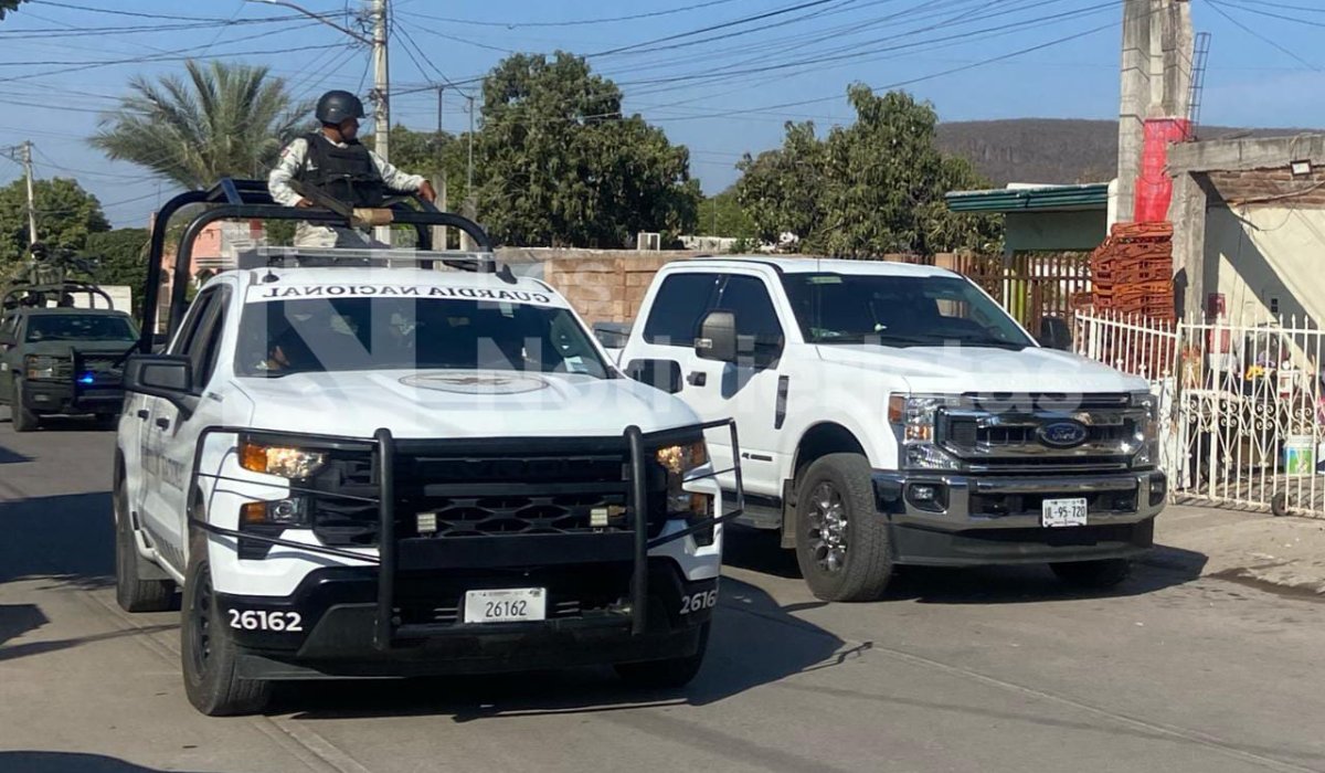 ¡Tenía las puertas abiertas! Aseguran camioneta Súper Duty y cargadores en la 21 de marzo, Culiacán