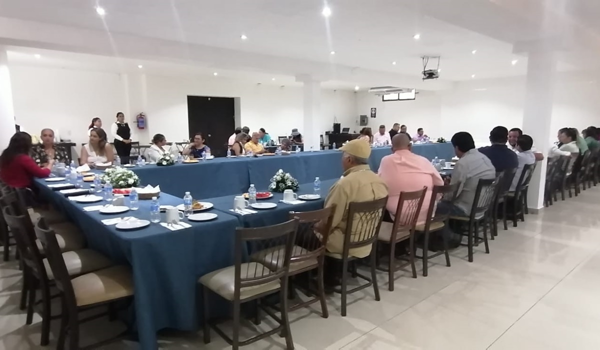 Más de una hora hace esperar ‘El Químico’ Benítez a socios de Canaco Mazatlán