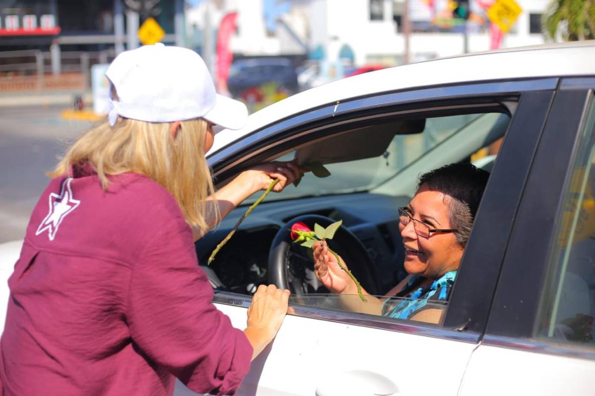 Regalando rosas celebra Estrella Palacios a las mamás en un crucero de Mazatlán