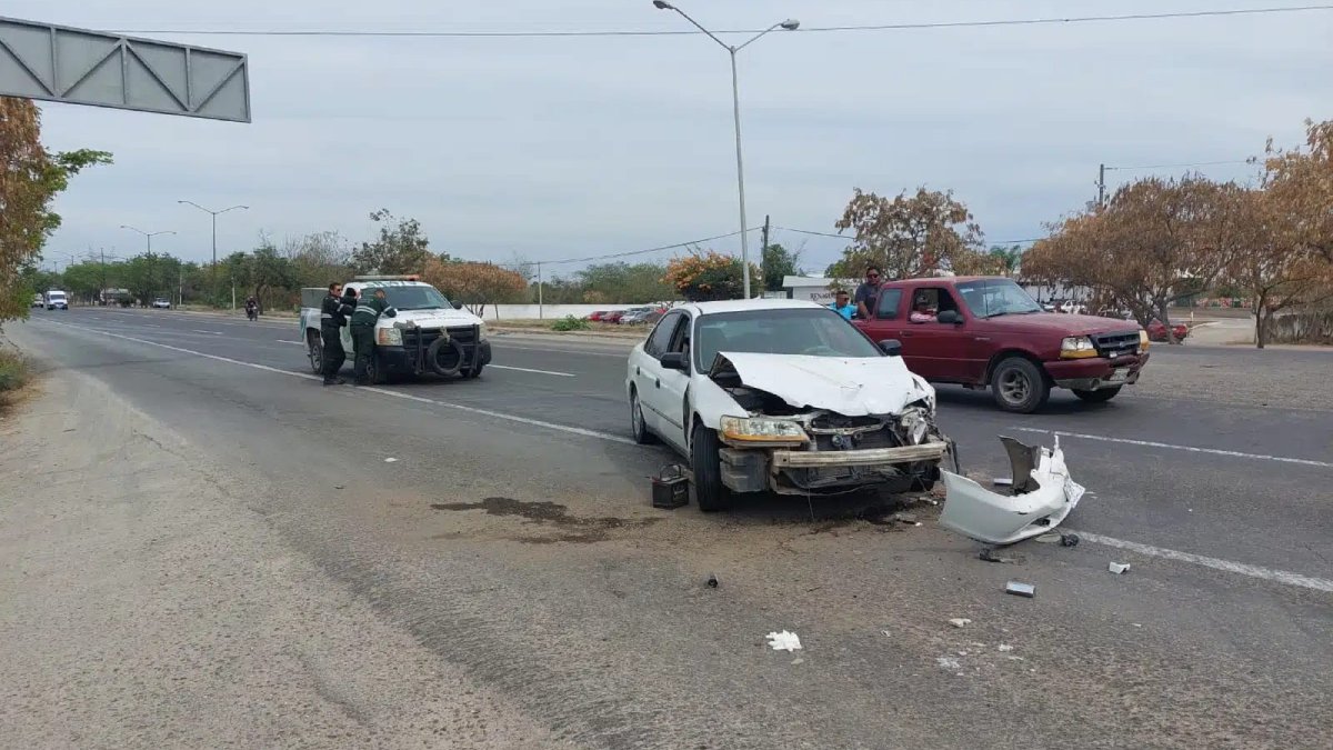 Automóvil se impacta contra tráiler por la México 15 en Mazatlán