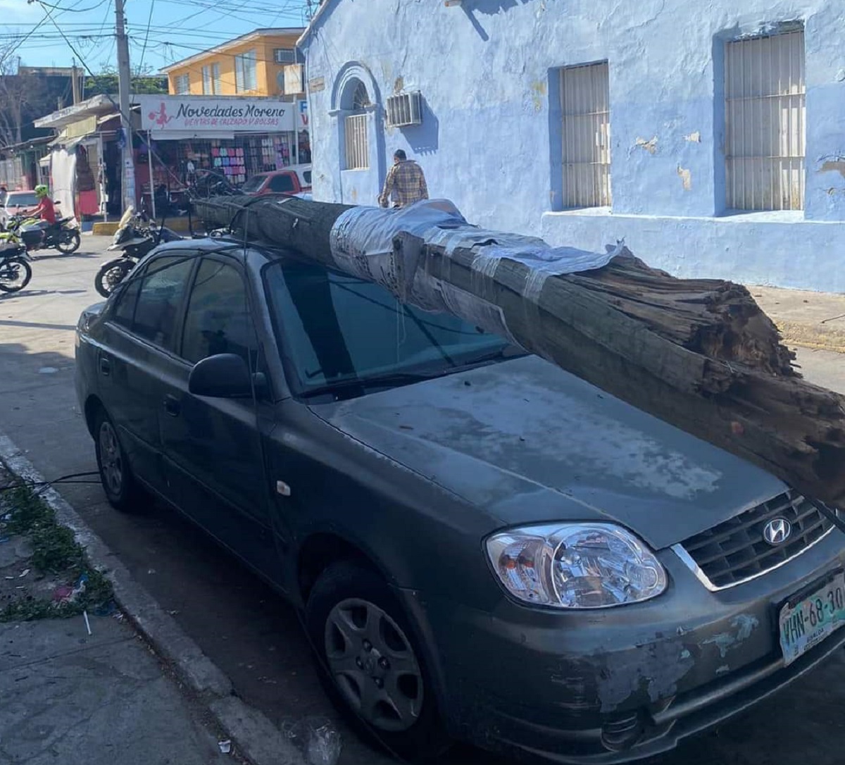 Poste de madera aplasta a automóvil tras mala maniobra de un vehículo pesado en Villa Unión