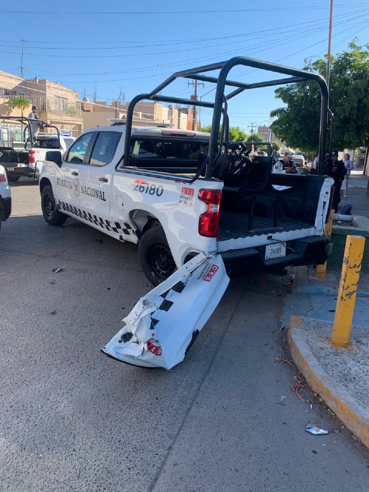 Patrulla de la Guardia Nacional se pasa un alto en Guasave y provoca fuerte accidente