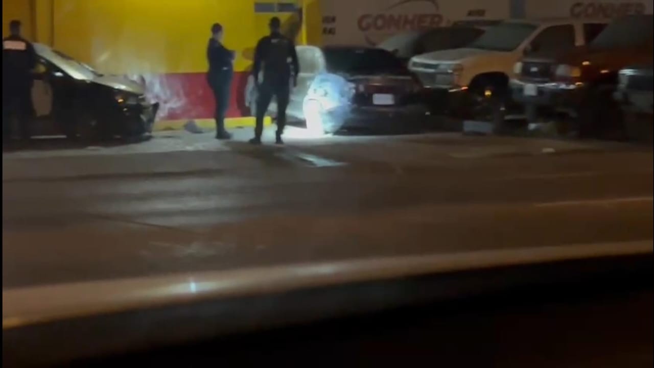 Chocan dos vehículos en la Jaripillo y terminan embistiendo un negocio de pollos, en Mazatlán