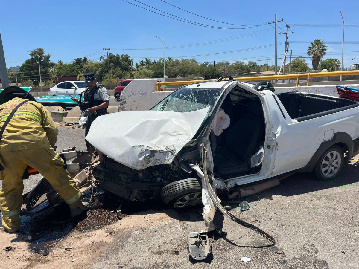 Aparatoso choque contra poste de señales deja un conductor prensado sobre La Costerita en Culiacán
