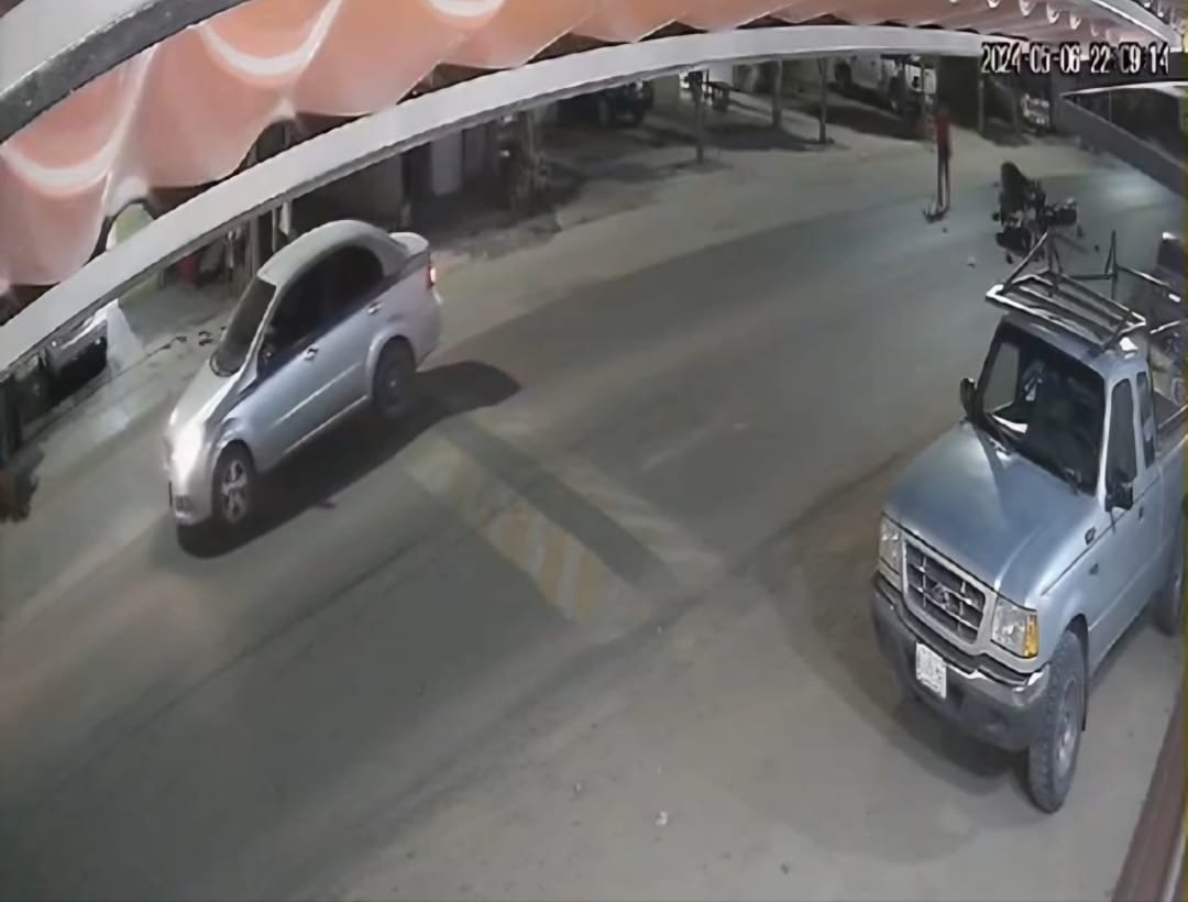 Choque de motocicletas deja dos menores gravemente heridos en Las Cerezas, Culiacán
