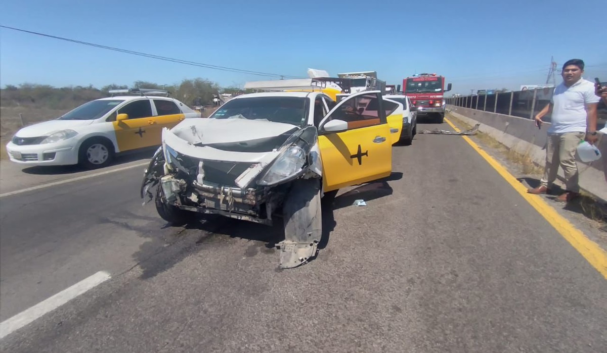 Choca taxista de Atamsa contra camioneta y muro de contención en Mazatlán