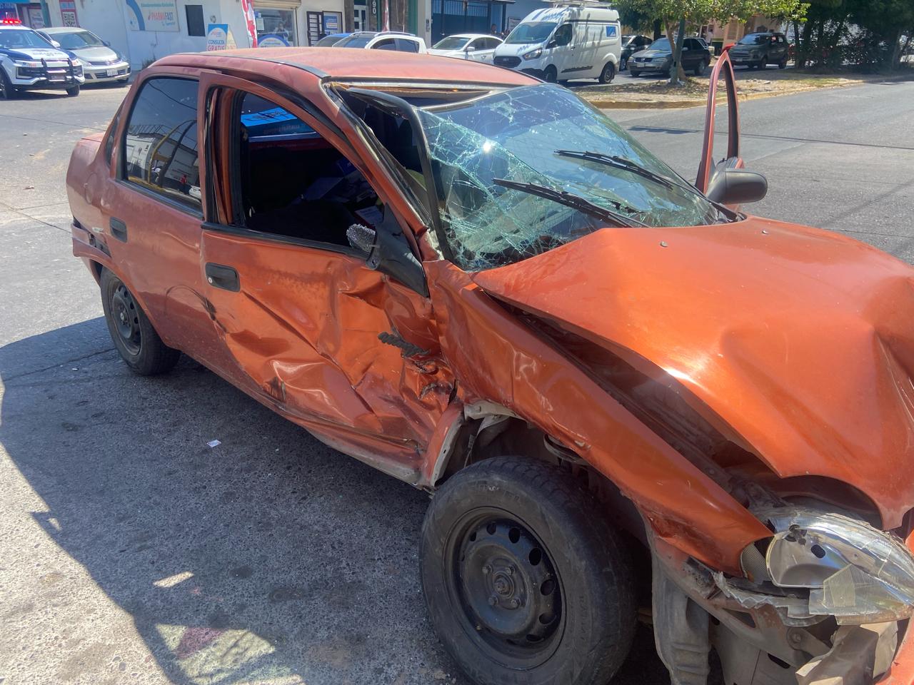 Choque entre dos vehículos provoca ‘carambola’ y deja una abuelita lesionada en Culiacán