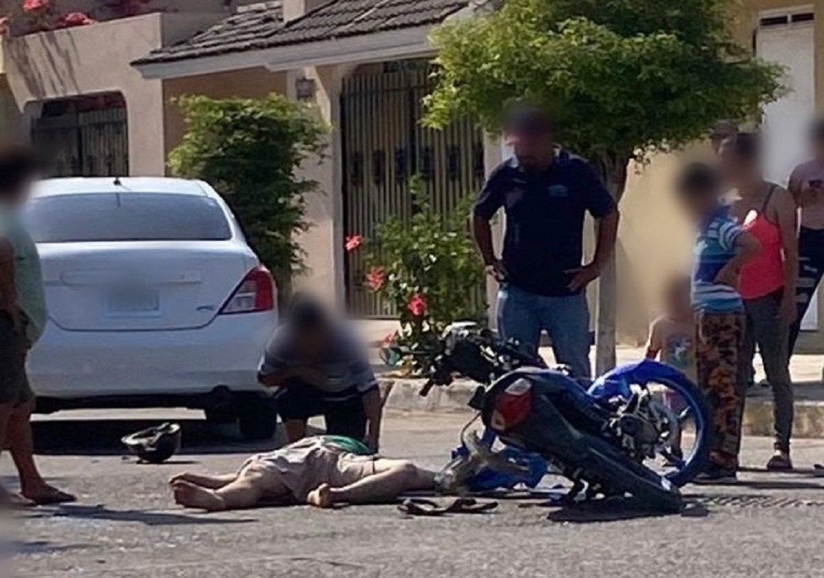 Choque entre motocicleta y automóvil deja dos personas heridas en Escuinapa