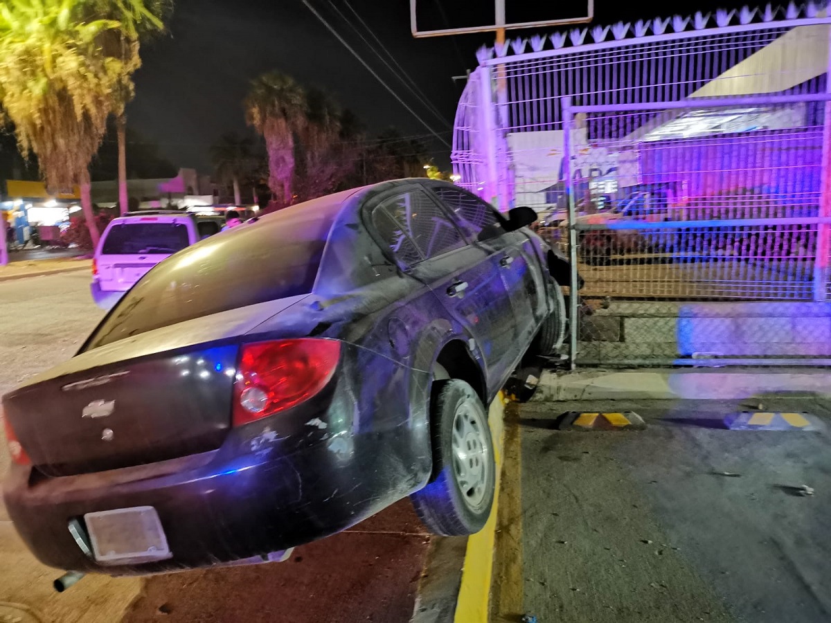 Conductor de un auto se estrella contra un cerco de una bodega en Los Mochis