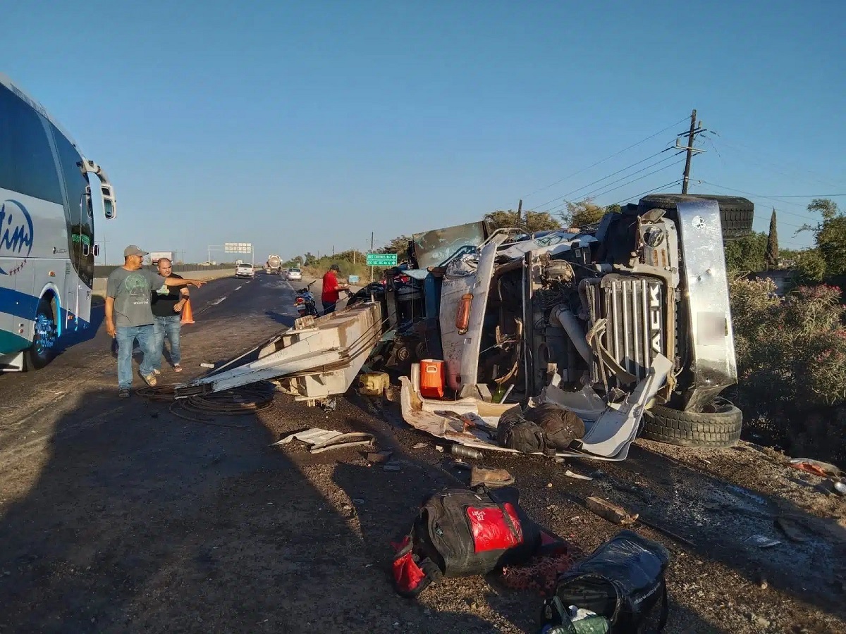 Conductor de tráiler termina lesionado al chocar con una camioneta sobre la México 15, en Guasave