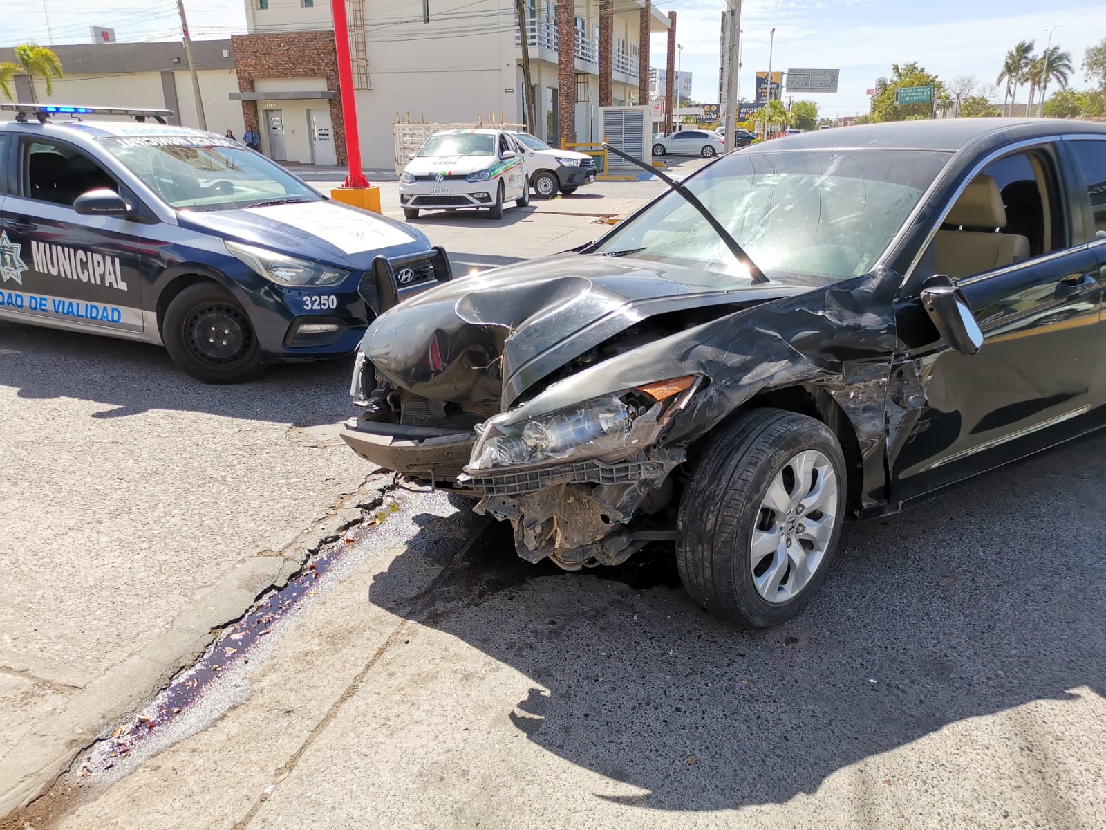 Accidente tipo carambola al norte de Los Mochis deja cuantiosos daños materiales