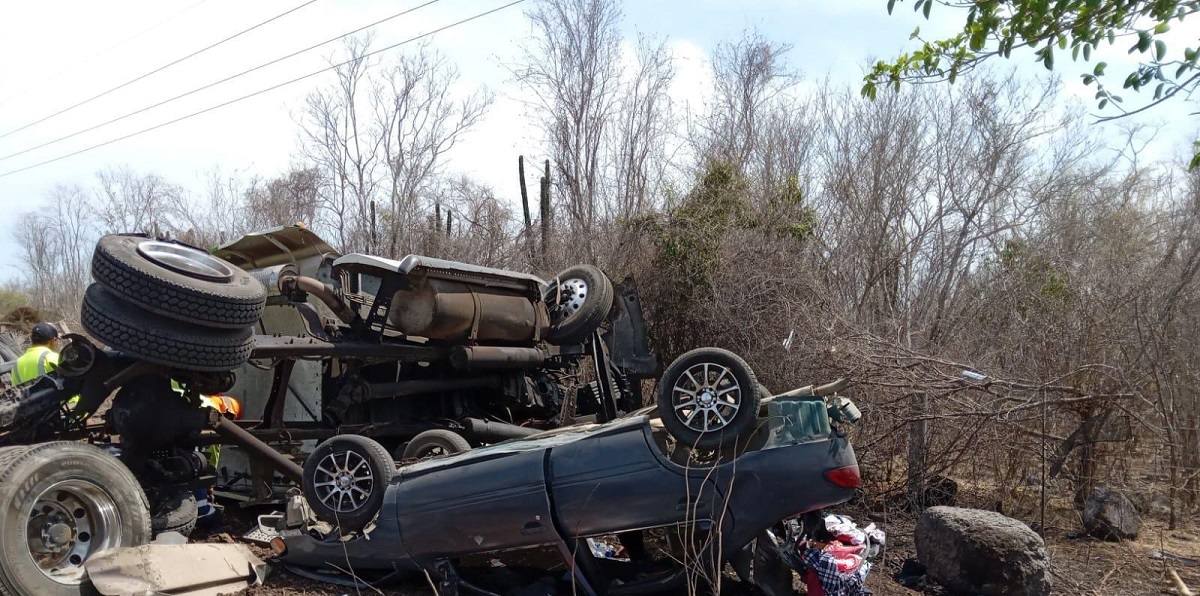 Tráiler cargado de varillas embiste automóvil en la Mazatlán-Culiacán