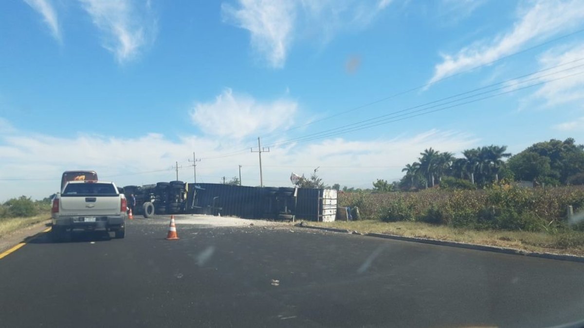 Cierran la autopista Mazatlán-Culiacán por accidente de tráiler en Elota, tome sus precauciones