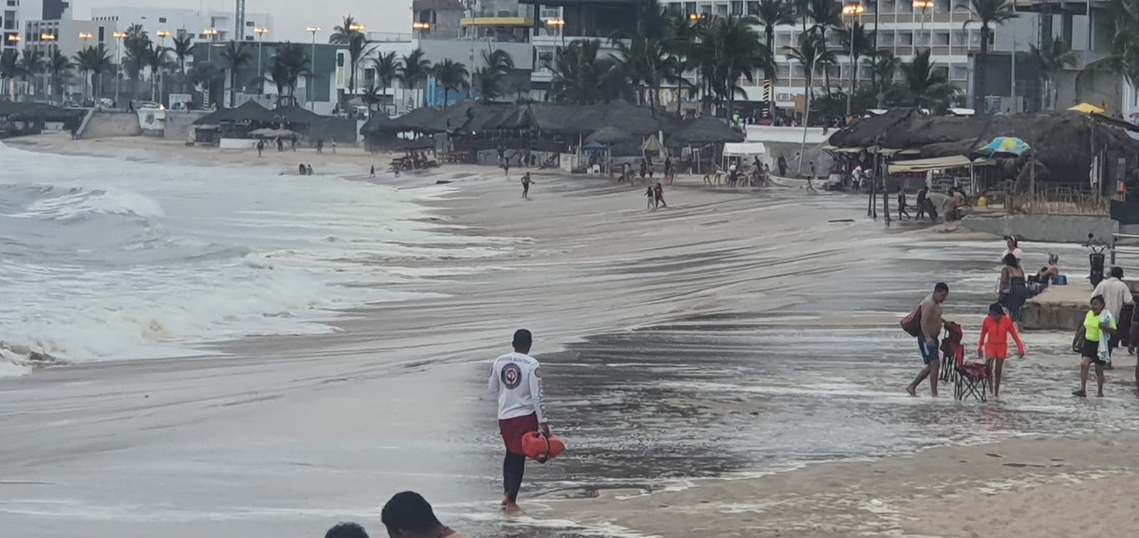 Cierran el puerto y actividades en playas de Mazatlán por fuertes vientos