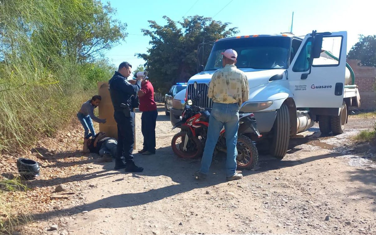 Cisterna del Ayuntamiento de Guasave atropella y lesiona a un motociclista
