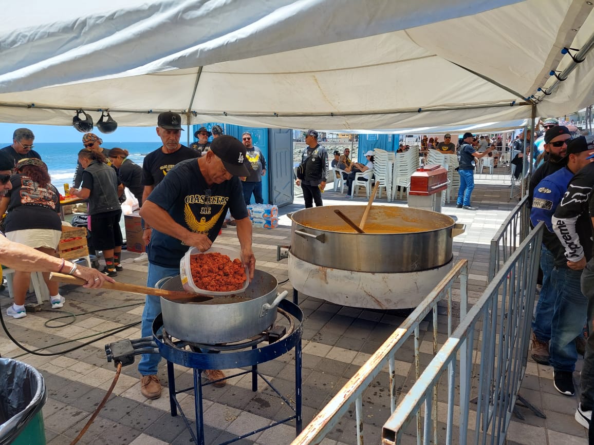 Cientos de bikers disfrutan de la clásica comida de bienvenida de la Semana Internacional de la Moto