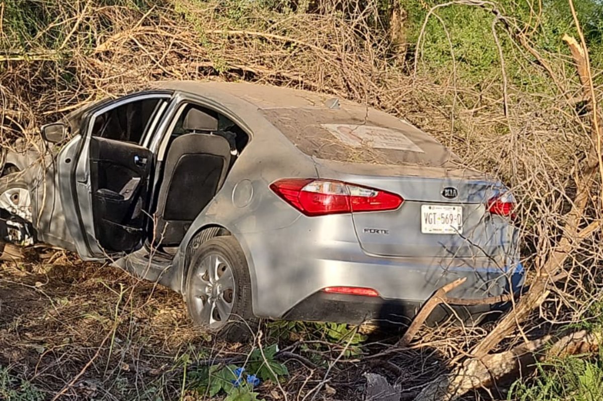 Conductor de un Kia pierde el control del volante y termina en un predio agrícola de Charay, El Fuerte