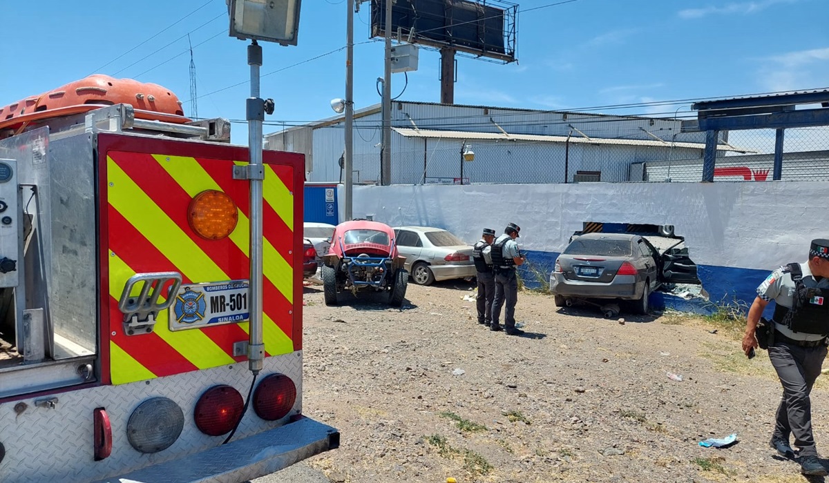 Conductor pierde el control, impacta tres autos y luego derriba barda, en Guamúchil