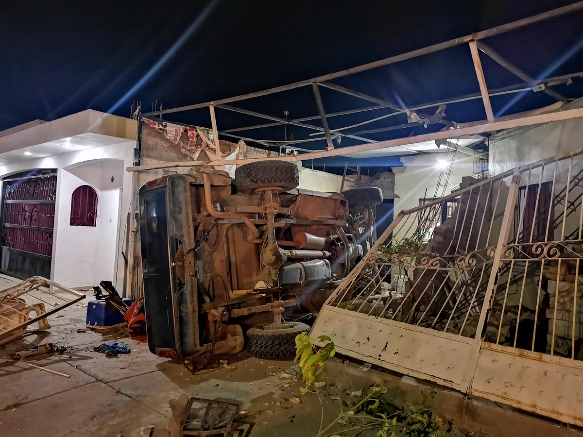 ¡Increíble! Conductor de una camioneta pierde el control y termina dentro de un domicilio en Los Mochis