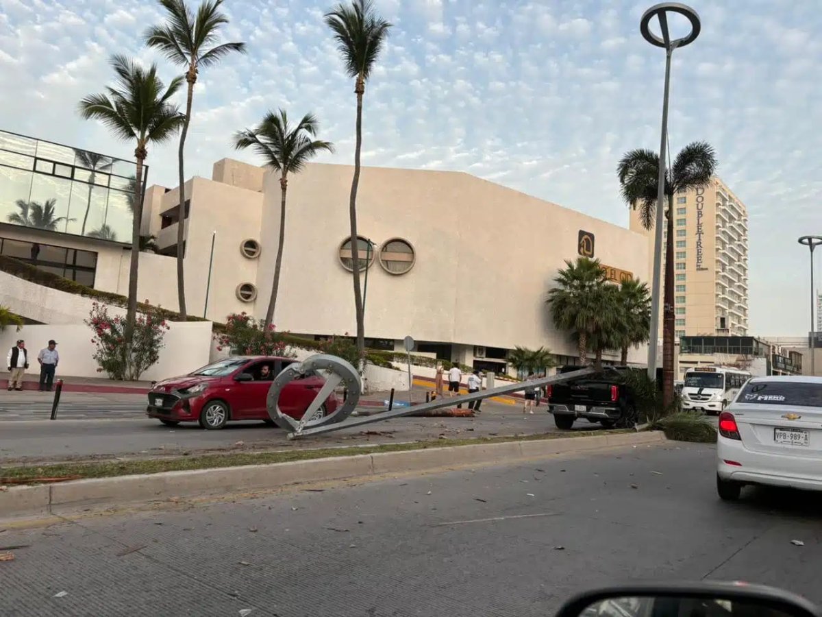 Conductora derriba luminaria en zona Dorada en Mazatlán