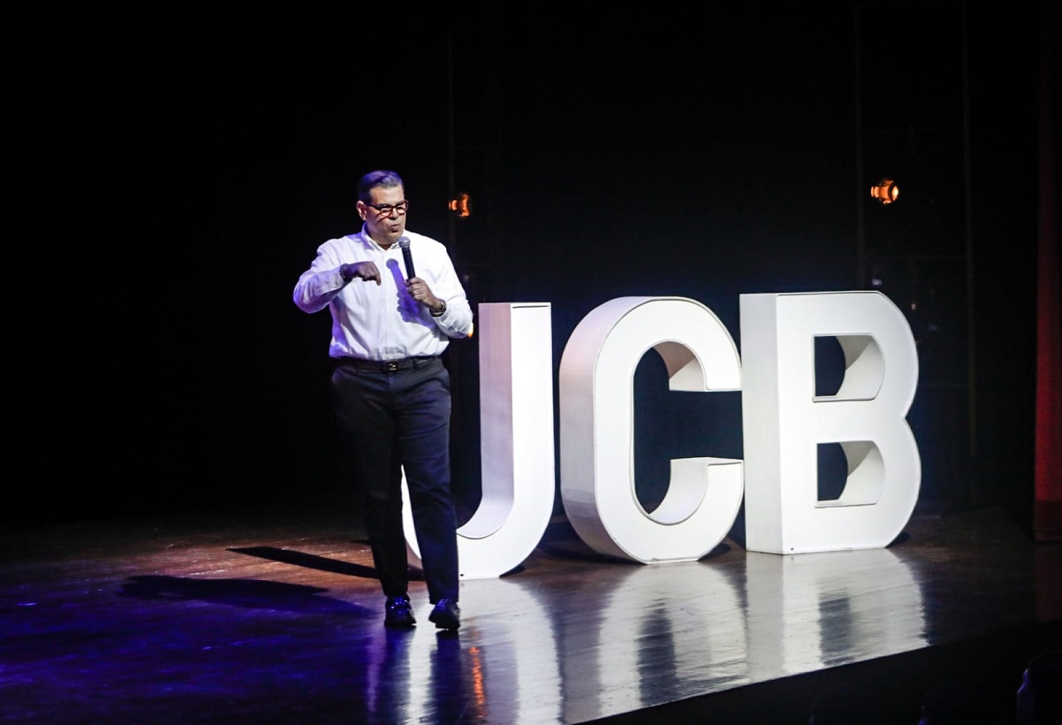 Roque Mascareño comparte su experiencia con jóvenes de Casa Blanca sobre “Marketing 5.0”
