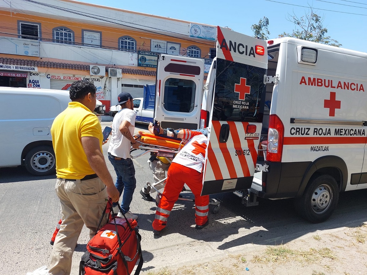 Chocan motociclista y adulto mayor en la Avenida Bicentenario en Mazatlán