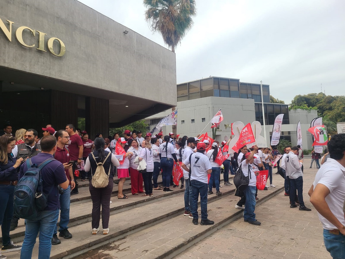 Acompañan dirigentes de partido a sus candidatos en debate, solo el de Morena no estuvo presente