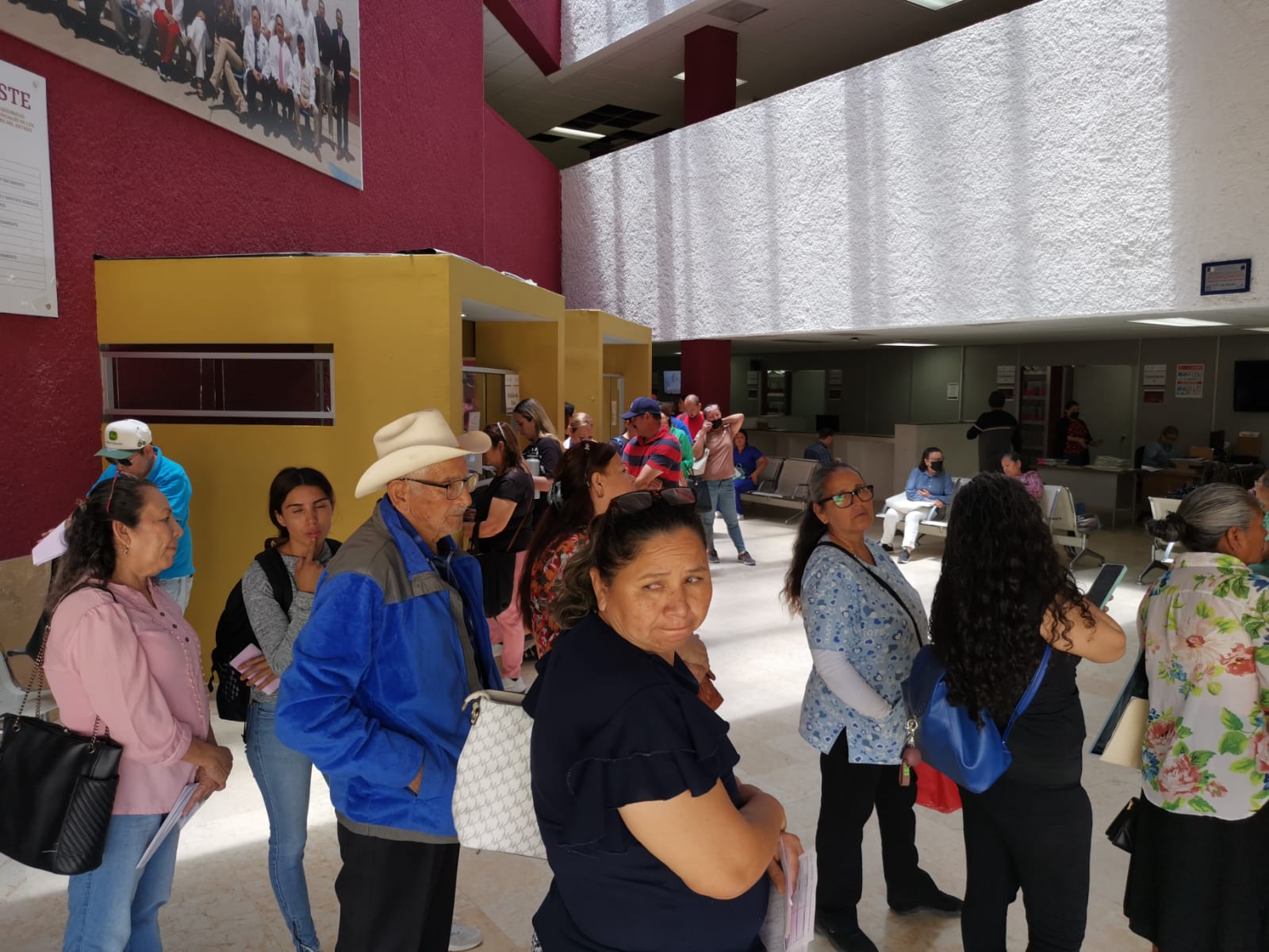 Derechohabientes del Issste Los Mochis viven un viacrucis para surtir receta en farmacia