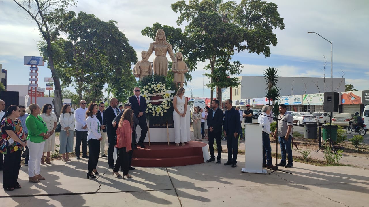 Rinden homenaje a maestros en su día; con una ofrenda floral recuerdan a quienes ya murieron en Ahome