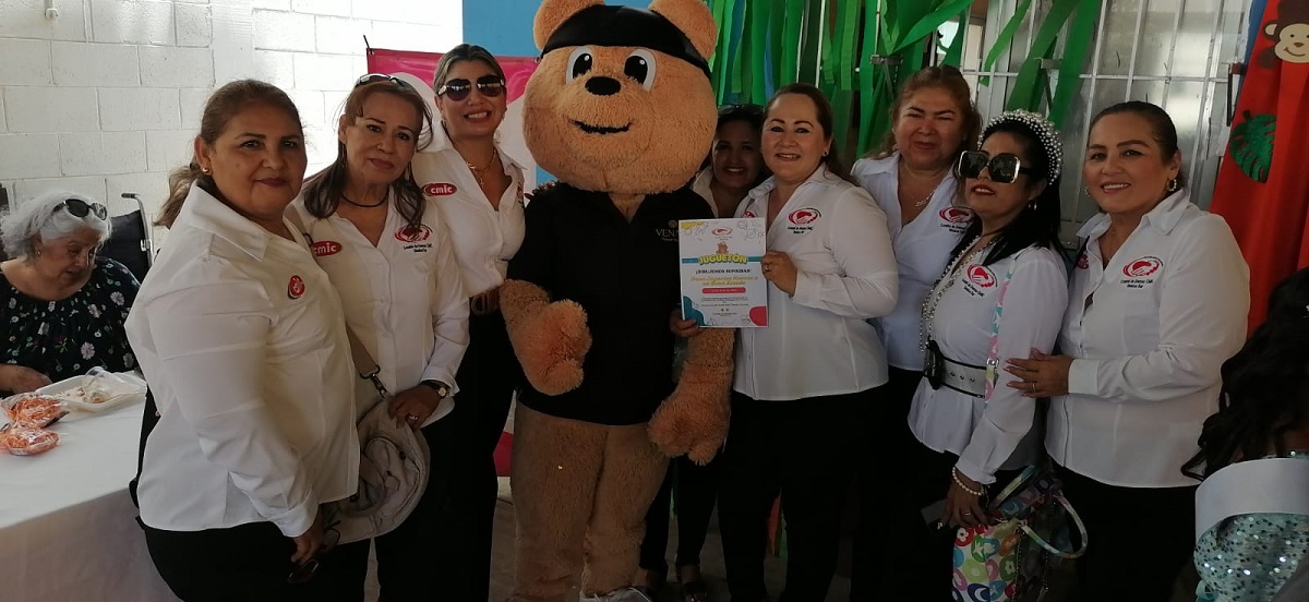 Niños de la asociación Padres y Compadres, festejan con coronación y regalos el Día del Niño