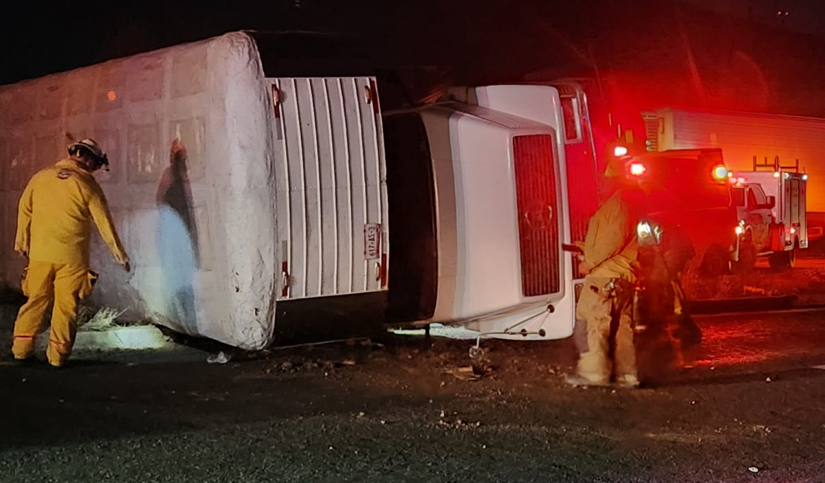 Camión cargado con colchones vuelca sobre la México 15, al sur de Culiacán; hay dos heridos leves