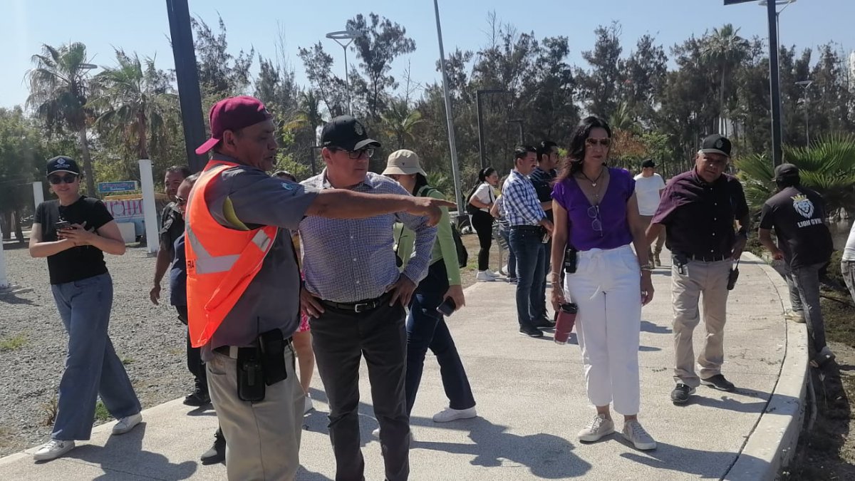 Alcalde realiza recorrido de supervisión por el Parque Central en donde se realiza limpieza de la laguna