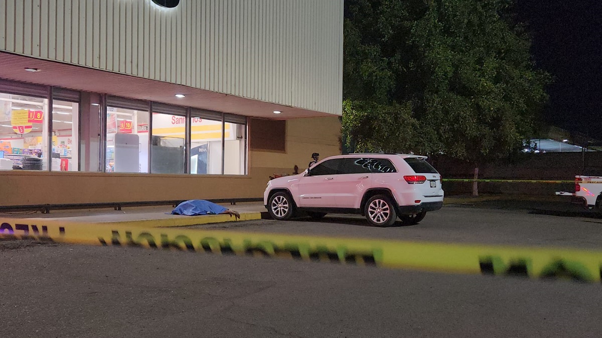 ¡Era de Veracruz! Identifican al hombre que fue asesinado en el estacionamiento de un supermercado, en Culiacán
